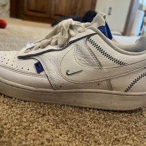 Used but good condition and still very white Nike shoes low.